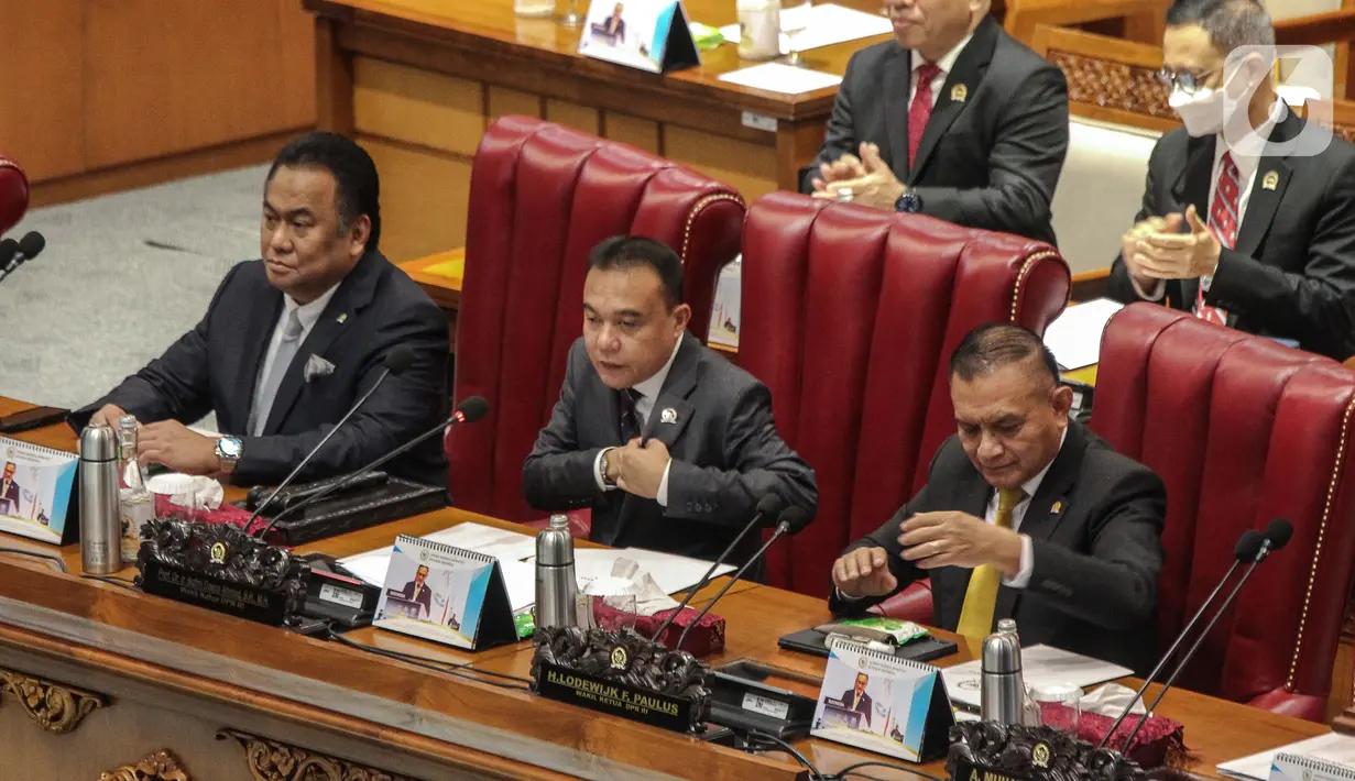 Wakil Ketua DPR Sufmi Dasco Ahmad (tengah), Rachmad Gobel (kiri), dan Lodewijk Freidrich Paulus (kanan) memimpin Rapat paripurna ke-17 Masa Persidangan III Tahun Sidang 2022-2023 di Kompleks Parlemen, Senayan, Jakarta, Kamis (16/2/2023). Rapat Paripurna tersebut dalam rangka penutupan Masa Persidangan III Tahun Sidang 2022-2023. (Liputan6.com/Faizal Fanani)