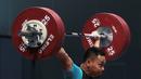 Ekspresi Eko Yuli Irawan mengangkat beban 135 kg snacth saat turun pada kelas 62 kg di Hall A Arena PRJ, Jakarta, Rabu (11/2/2018). Eko berhasil menyabet medali emas. (Bola.com/Nicklas Hanoatubun)