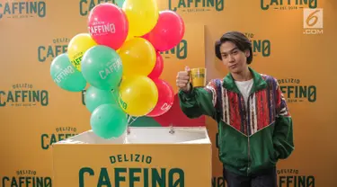 Iqbaal Ramadhan berpose dalam launching Kopi Caffino di kawasan Jakarta, Selasa ( 9/7/2019). Caffino menggandeng aktor sekaligus musisi muda, Iqbaal Ramadhan sebagai brandambassador. (Liputan6.com/Faizal Fanani)