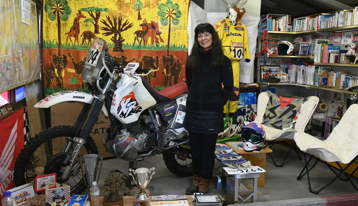 Reiko Miyoshi (60) berpose di samping motor Honda XR400R di "Perefa Cafe" di Matsumoto, Nagano (23/2). Miyoshi berpartisipasi dalam reli lintas negara Paris-Dakar empat kali dengan motor (1988, 1990, 1997 dan 2000). (AFP Photo/Toshifumi Kitamura)
