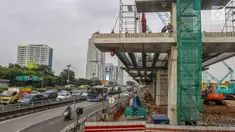 Pekerja menyelesaikan pembangunan jalur kereta ringan atau LRT Jabodebek rute Cawang-Dukuh Atas di Cawang, Jakarta, Senin (29/4/2019). Menurut PT Adhi Karya selaku kontraktor pelaksana proyek LRT, pembangunan jalur LRT mencapai 47,95 persen (data per akhir Maret 2019). (Liputan6.com/Johan Tallo)