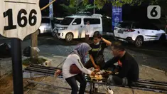 Sejumlah pemudik beristirahat untuk berbuka puasa Ramadhan di tempat peristirahatan KM 166 Jalan Tol Cikopo - Palimanan, Jawa Barat, Rabu (27/4/2022). Jelang waktu berbuka puasa, tempat peristirahatan dalam tol dimanfaatkan dan dipadati para pemudik untuk beristirahat serta berbuka puasa. (Liputan6.com/Herman Zakharia)