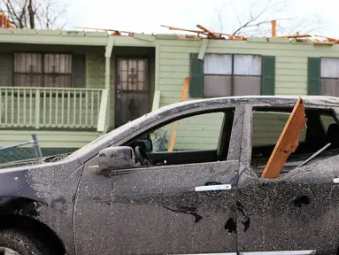 Sebuah mobil rusak parah akibat tornado yang melanda Alabama, Sabtu (26/12/2015). Letnan Polisi Birmingham Sean Edwards mengatakan sedikitnya ada tiga orang dilarikan ke rumah sakit un¬tuk mendapatkan pengobatan luka ringan. (Reuters/ Marvin Gentry)