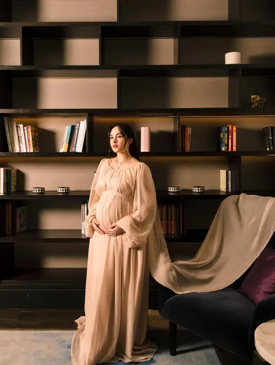 Tampilan Chelsea Islan kian menawan dengan aksen train di belakang gaun [@chelseaislan]