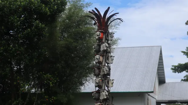 Tugu chinsaw yang dirakit dari bagian-bagian chinsaw yang terletak di dalam kawasan kantor Yayasan ASRI. (Liputan6.com/ Novia Harlina)