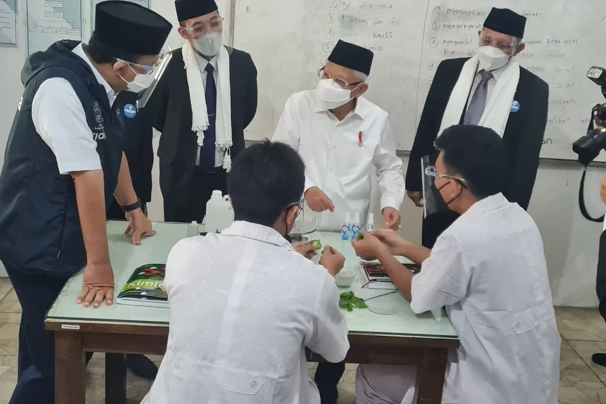 Ma'ruf Amin Tinjau PTM Terbatas di Pesantren Darunnajah, Jakarta
