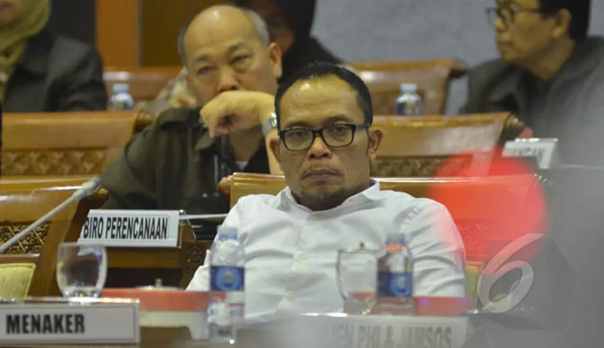 Menteri Tenaga Kerja Hanif Dhakiri mengikuti rapat kerja bersama Komisi IX di Kompleks Gedung Parlemen, Jakarta, Selasa (3/2/2015). (Liputan6.com/Andrian M Tunay)