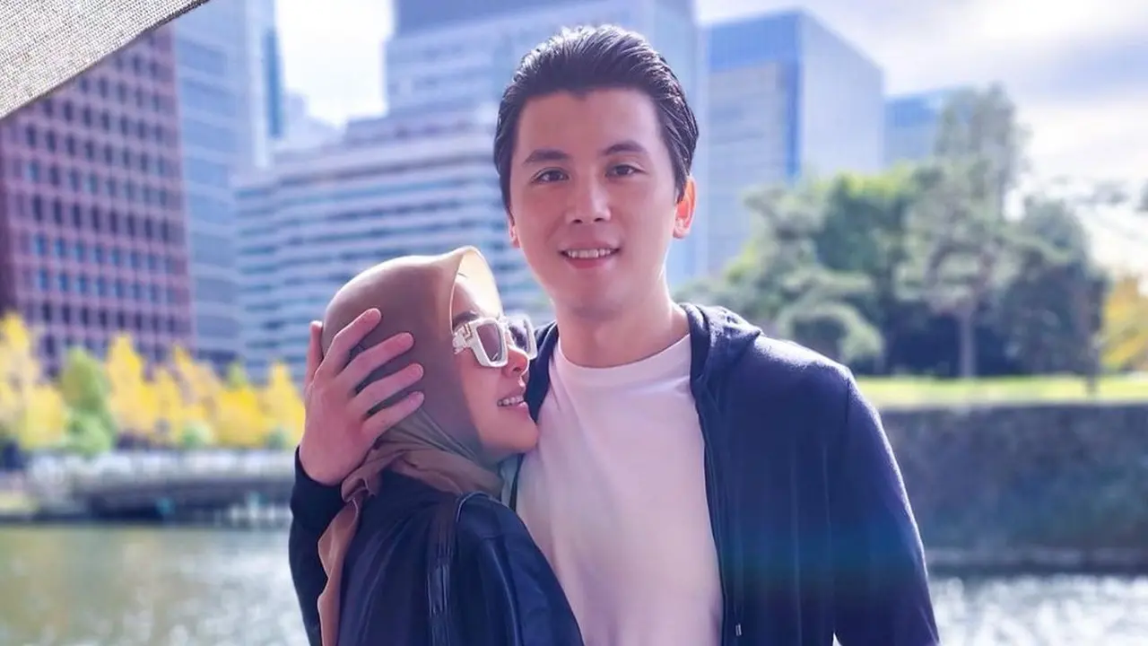 Syahrini dan Reino Barack mesra (Instagram/princessyahrini)