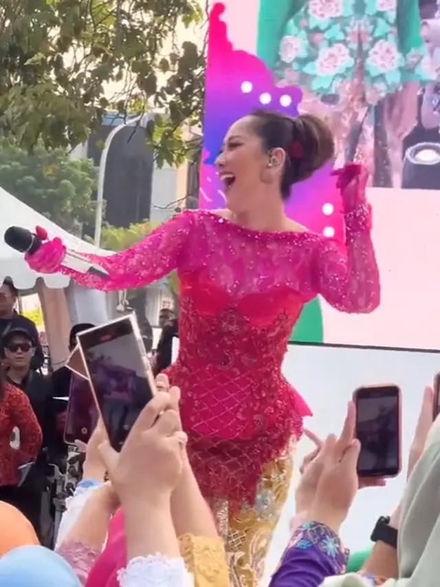 Tak Melulu untuk Kondangan, 8 Inspirasi Pakai Kebaya dari Raline Shah, Mahalini Raharja, hingga BCL