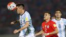 Pemain Argentina, Matias Kranevitter menyundul bola saat dikejar Alexis Sanchez pada laga kualifikasi Piala Dunia 2018 zona CONMEBOL di Stadio Nacional Julio Martinez Pradanos, Santiago, Jumat (25/3/2016) pagi WIB.  (REUTERS/Rodrigo Garrido)