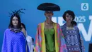 Model memeragakan busana dalam pembukaan Jakarta Fashion Week (JFW) 2025 di Pondok Indah Mall 3, Jakarta, Senin (21/10/2024). (Liputan6.com/Angga Yuniar)