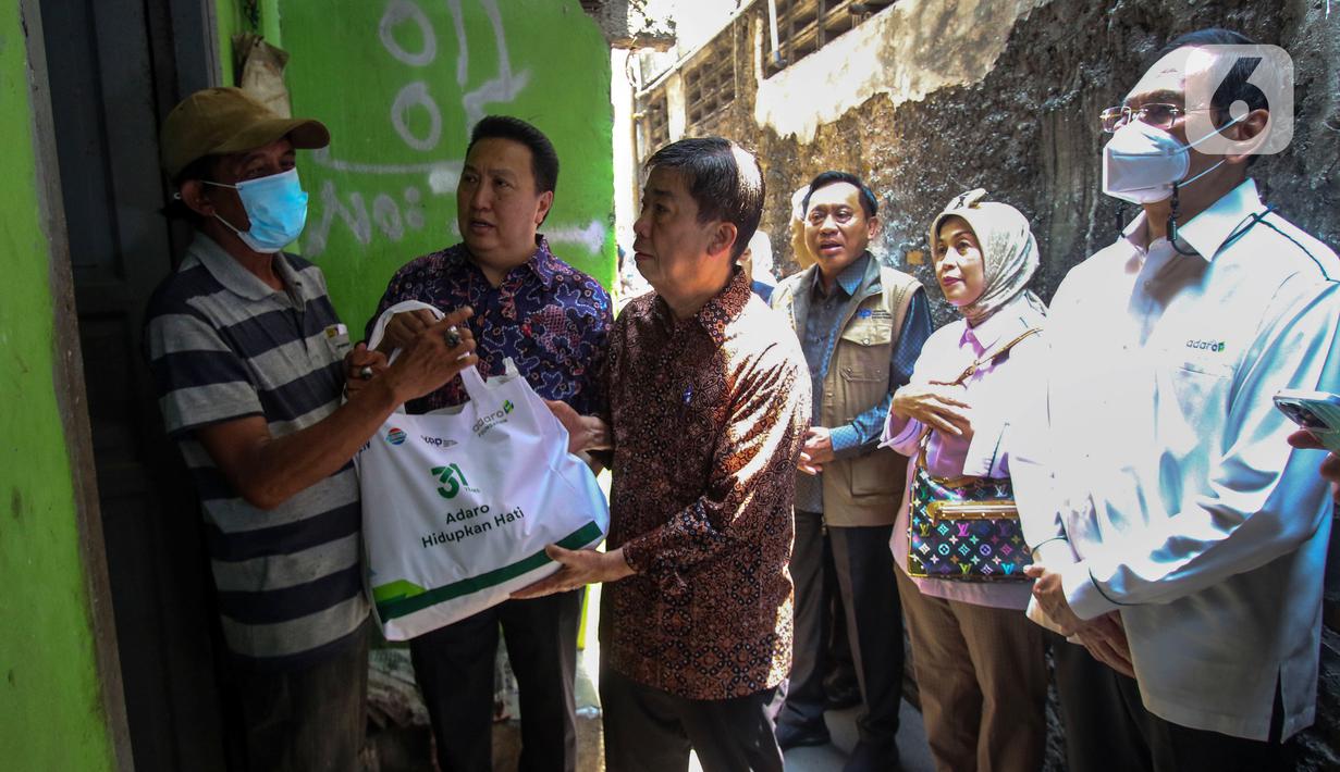 Presdir PT Adaro Energy Indonesia Tbk Garibaldi Thohir dan Komisaris PT Elang Mahkota Teknologi Tbk Susanto Suwarto disaksikan oleh Ketua Umum Yayasan Pundi Amal Peduli Kasih Imam Sudjarwo dan Komisaris PT Adaro Energy Indonesia Tbk Budi Bowoleksono saat membagikan sembako langsung kepada warga di Kampung Bali RW 05, Kebon Jeruk, Jakarta, Rabu (4/10/2023). PT Adaro Energi Tbk bersama Yayasan Pundi Amal Peduli Kasih (YPP) SCTV dan Indosiar menggelar kegiatan penyerahan sembako dalam rangka Hari Ulang Tahun (HUT) Adaro ke-31 dengan tema “Adaro Hidupkan Hati”. (Liputan6.com/Angga Yuniar)