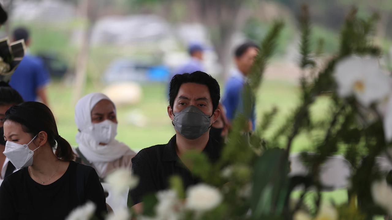 Berusaha Menahan Air Mata