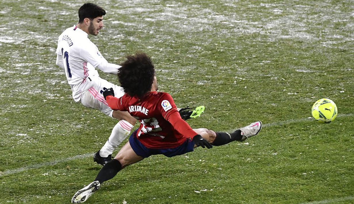 Gelandang Real Madrid, Marco Asensio, melepaskan tendangan saat melawan Osasuna pada laga Liga Spanyol di Stadion El Sadar, Sabtu (9/1/2021). Kedua tim bermain imbang 0-0. (AP/Alvaro Barrientos)