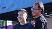 Arthur Irawan (kiri) bersama pelatih Persik Kediri, Ong Kim Swee. (Gatot Sumitro/Bola.com)