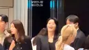 <p>Dalam video yang disebar di media sosial, tampak Park Shin Hye memakai busana serba hitam, sementara di sampingnya berdiri sang suami, Choi Tae Joon yang mengenakan kemeja krem dipadukan celana hitam. (Foto: Twitter/ @moonliebe_)</p>