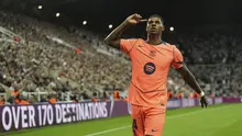 Marcus Rashford merayakan gol kedua bagi Barcelona dalam laga pembuka Liga Champions melawan Newcastle United di St James Park, Jumat (19/9/2025) dini hari WIB. (AP/Jon Super)