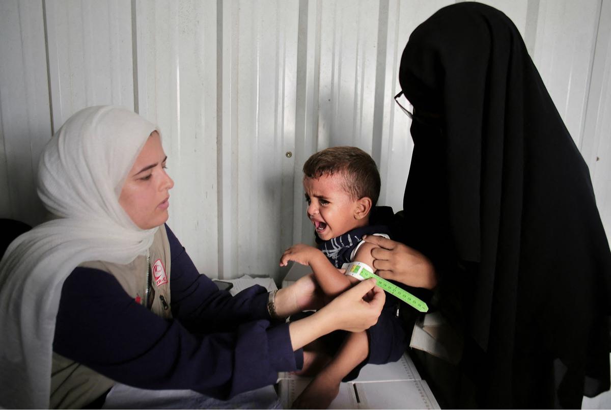 FOTO: Di Tengah Aturan Baru Israel, Warga Gaza Antre Perawatan di Posko Medis LSM Lokal