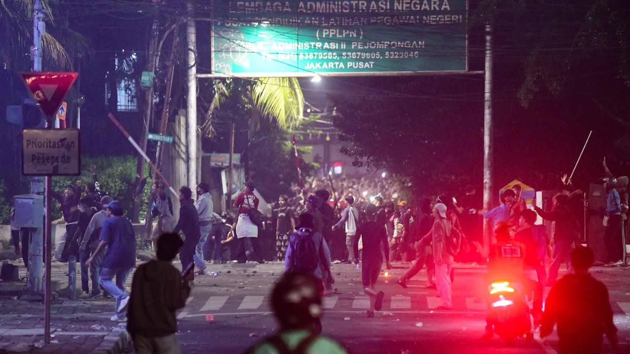 FOTO: Rusuh Pelajar dan Brimob di Pejompongan Hingga Malam Hari (ukuran kecil)