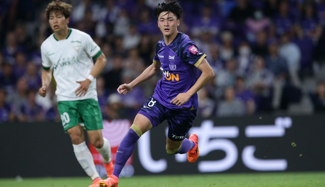 Takumu Kawamura sempat dipinjamkan ke Ehime FC yang bermain di kasta kedua, J2 League selama tiga musim pada 2019 hingga 2021. Ia cukup sukses bermain di J2 League, dengan total bermain 77 kali dengan torehan 15 gol dan 6 assist. (J.LEAGUE)