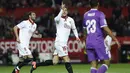 Pemain Sevilla, Stevan Jovetic (tengah) merayakan gol saat melawan Real Madird pada laga Copa Del Rey di Ramon Sanchez Pizjuan stadium, Seville (12/1/2017). real Madird bermain imbang 3-3. (EPA/Raul Caro)