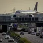 Sebuah pesawat Lufthansa meluncur ke bandara di atas jalan raya di Frankfurt, Jerman, Selasa (26/7/2022). Lebih dari 130 ribu penumpang diprediksi terpengaruh dengan pembatalan penerbangan ini. Kemungkinan, pembatalan penerbangan bakal masih terjadi hingga Jumat. (AP Photo/Michael Probst)