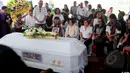 Suasana pemakaman Frans Tumbuan di TPU Tanah Kusir, Kebayoran Lama, Jakarta, Rabu (25/3/2015). (Liputan6.com/Yoppy Renato)