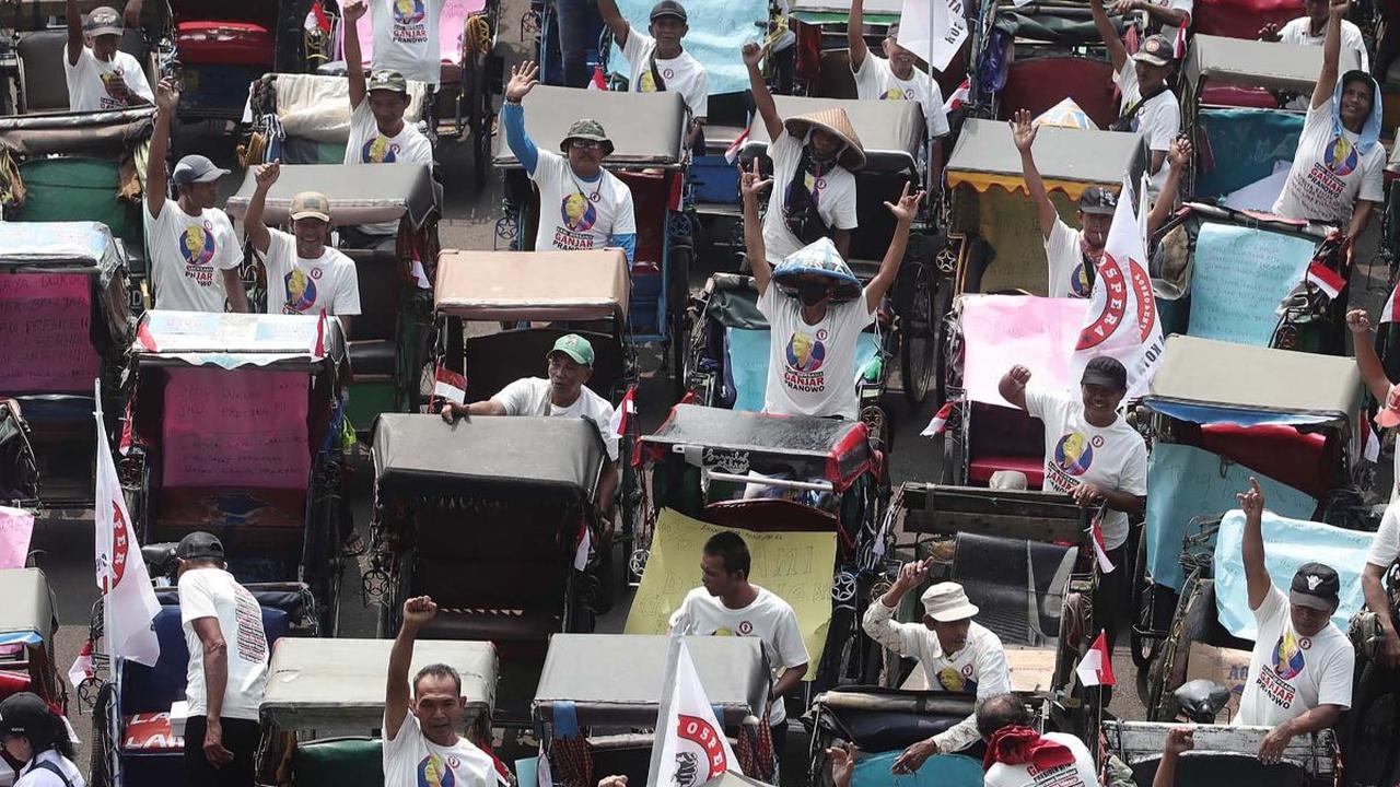 Ratusan tukang becak berkumpul di Gedung DPRD Kota Bogor, Jawa Barat, Minggu (30/7/2023). Di sana mereka berkumpul untuk mendeklarasikan mendukungnya kepada Bacapres PDI Perjuangan Ganjar Pranowo.