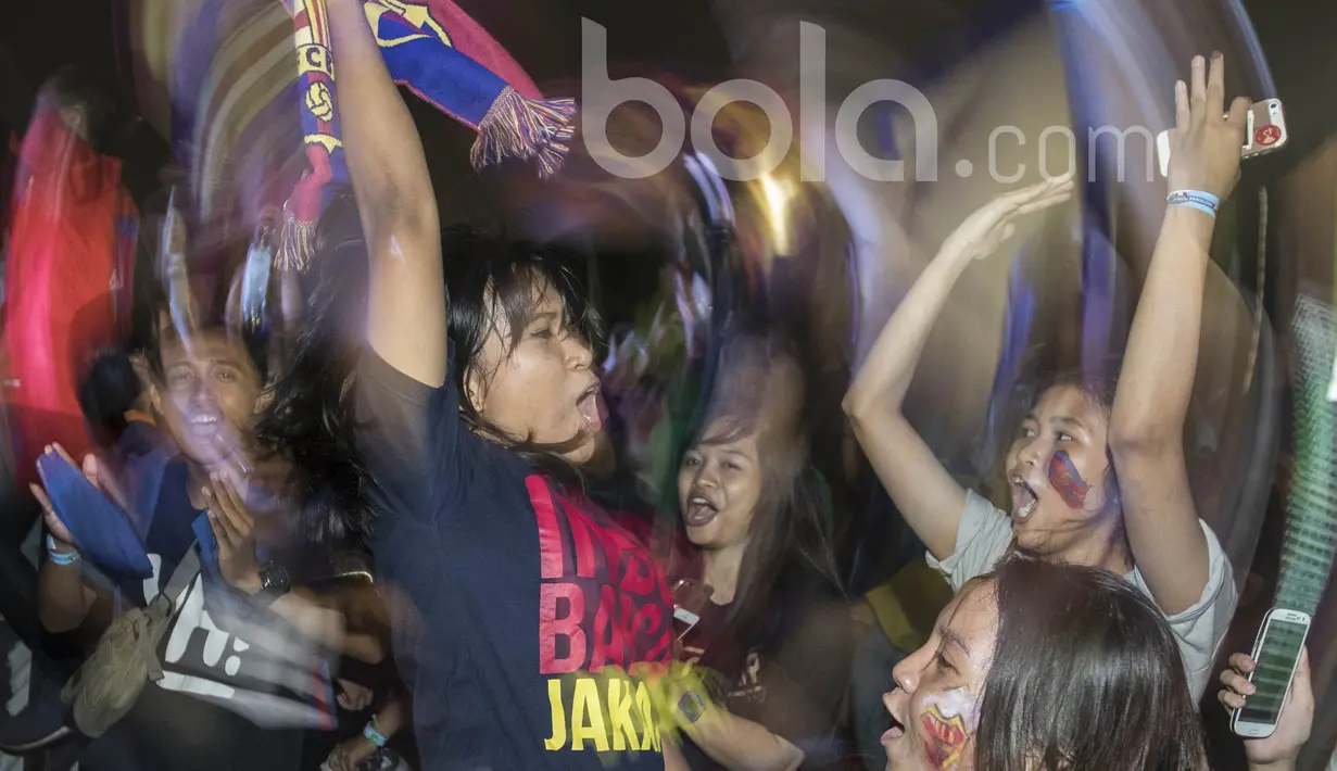 Supporter Barcelona merayakan kemenangan atas Real Madrid saat nonton bareng bersama Bola.com dan Head & Shoulders di Senayan, Jakarta, Senin (24/4/2017). (Bola.com/Vitalis Yogi Trisna)