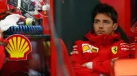 Pembalap Ferrari Charles Leclerc duduk di pit selama free practice 1 (FP1) F1 GP Italia di Sirkuit Monza, Jumat (6/9/2019). Charles Leclerc menjadi yang tercepat di FP1 F1 GP Italia dengan mencatatkan waktu 1 menit 27,905 detik. (AP Photo/Antonio Calanni)