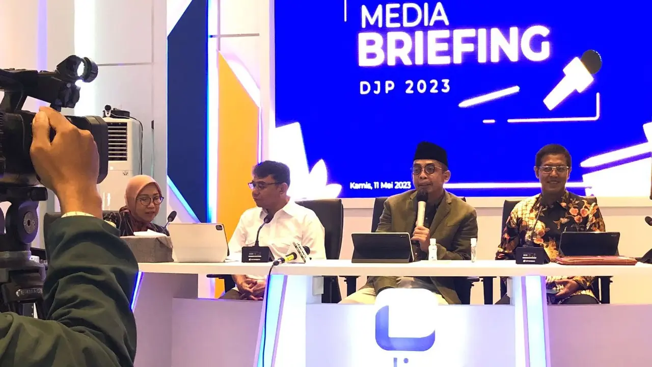 Direktur Jenderal Pajak Kementerian Keuangan (Kemenkeu) Suryo Utomo, dalam media briefing di kantor DJP, Jakarta, Kamis (11/5/2023). Suryo mengatakan SPT Tahunan PPh yang telah disampaikan berjumlah 13,36 juta SPT. (Tira/Liputan6.com)