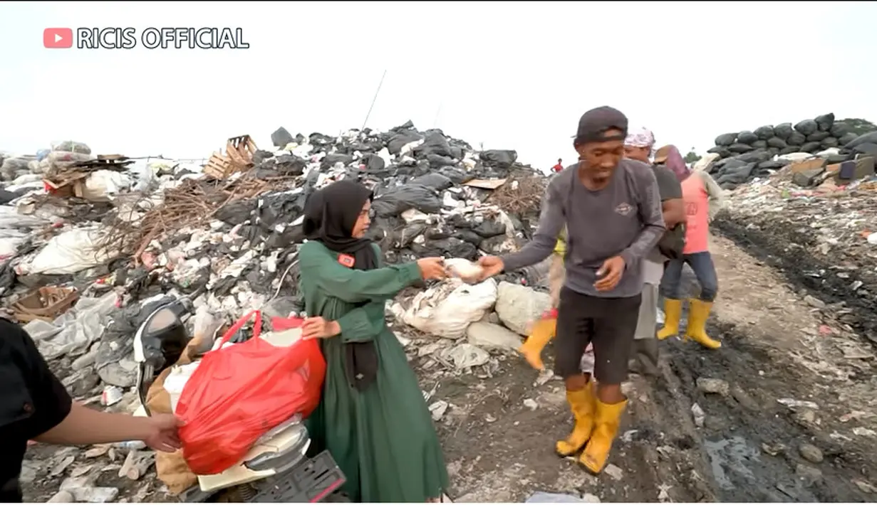Datang bersama timnya, perempuan seorang anak itu membawa kantong plastik berisi nasi bungkus. Adik Oki Setiana Dewi itu tampak membagi-bagikan nasi bungkus kepada orang yang berada di tempat pembuangan sampah tersebut. [Youtube/Ricis Official]