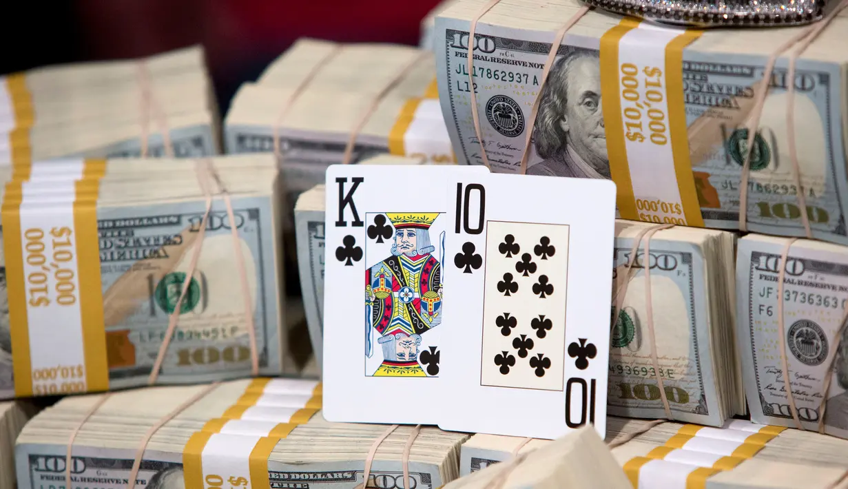 Kartu milik Qui Nguyen, peserta asal Amerika usai mengalahkan Gordon Vayo dari San Francisco di final Kompetisi Poker Dunia di Las Vegas, AS (2/11). Nguyen berhasil memenangkan hadiah sepesar 8 juta dollar AS. (REUTERS/Las Vegas Sun/Steve Marcus)