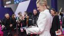 Cate Blanchett berpose untuk fotografer saat tiba untuk pemutaran perdana film 'Guillermo del Toro's Pinocchio' selama Festival Film London 2022 di London, Sabtu, 15 Oktober 2022. Blazer model double-breasted, yang memiliki dasar putih, menonjol dari celana setelan putihnya yang serasi yang disimpan sebagai satu warna. (Photo by Scott Garfitt/Invision/AP)