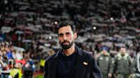 Pelatih kepala Real Madrid Alvaro Arbeloa mengamati jalannya pertandingan pada laga babak 16 besar Copa del Rey antara Albacete dan Real Madrid, di Albacete, Spanyol, Kamis, 15 Januari 2026. (AP Photo/Jose Breton)