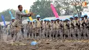 Dansatgas FPU Indonesia VI AKBP Bambang Wijanarko memberikan arahan pada pasukan FPU sebelum tradisi pembaretan (Liputan6.com/Helmi Fithriansyah)