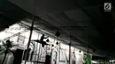 Pekerja memasang dekorasi Natal di tenda Gereja Katedral, Jakarta, Selasa (19/12). Persiapan seperti perawatan interior-eksterior gereja serta pemasangan dekorasi mulai dilakukan pihak gereja untuk menyambut Hari Natal. (Liputan6.com/Immanuel Antonius)