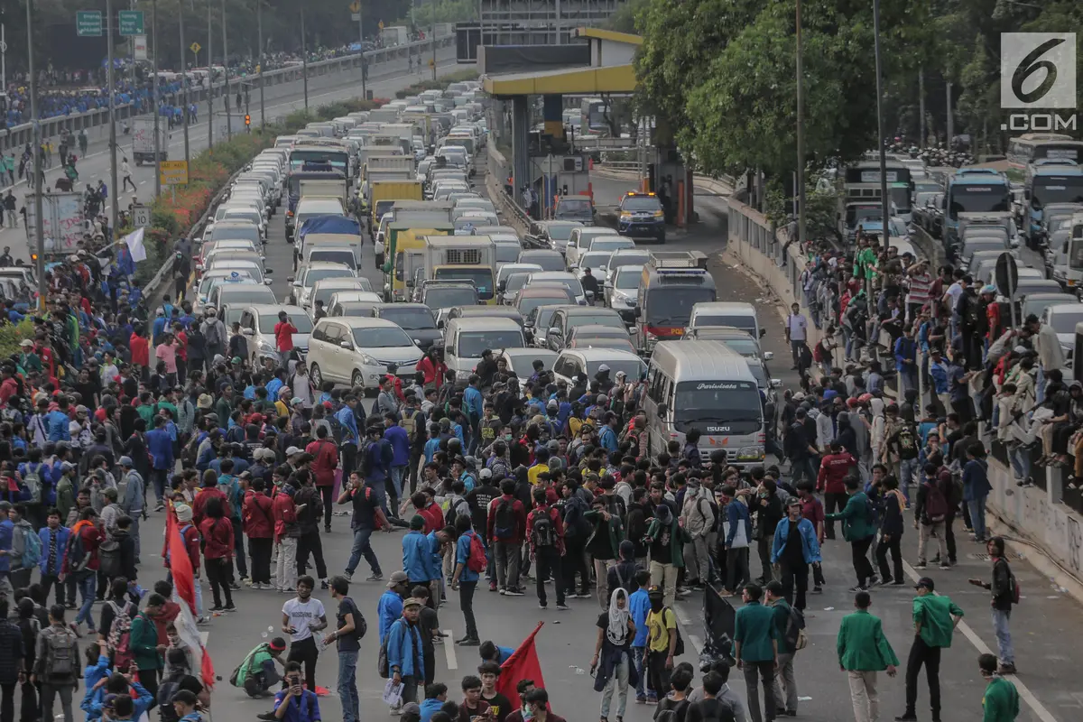 Mahasiswa Demo di DPR Blokade Tol Dalam Kota