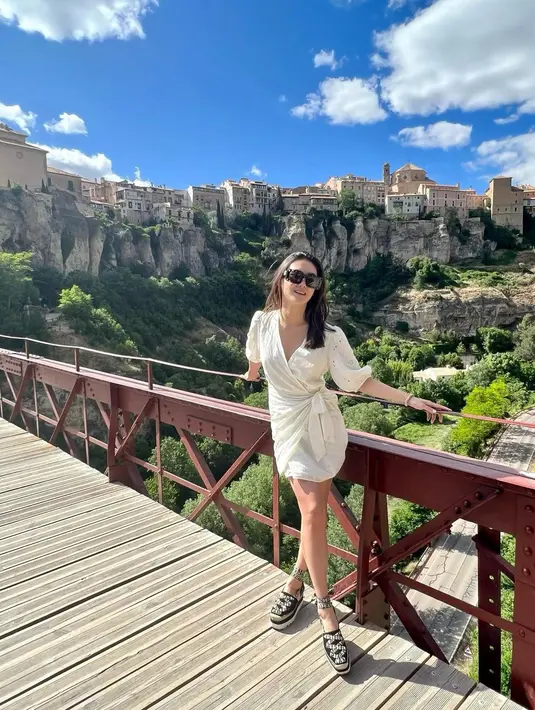 Kacamata hitam Karen ini sukses membuatnya berpenampilan makin kece. Dres cerah membuat gaya berpose wanita yang juga berprofesi sebagai model ini jauh dari kata monoton. (Liputan6.com/IG/@karbearv).