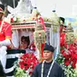 Kirab budaya Bendera Pusaka dalam rangka upacara peringatan detik-detik Proklamasi Kemerdekaan RI 17 Agustus 2023 melintas dari Monumen Nasional (Monas) ke Istana Merdeka, Jalan Medan Merdeka Utara, Jakarta Pusat, Kamis (17/8/2023). Bendera Pusaka dibawa oleh Kereta Kencana Ki Jaga Rasa. (Liputan6.com/Angga Yuniar)