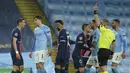 Gelandang PSG, Angel Di Maria (kiri) mendapat kartu merah saat bertanding melawan Manchester City pada leg kedua semifinal Liga Champions di stadion Etihad, Rabu (5/5/2021). City unggul agregat 4-1 atas PSG. (AP Photo/Dave Thompson)