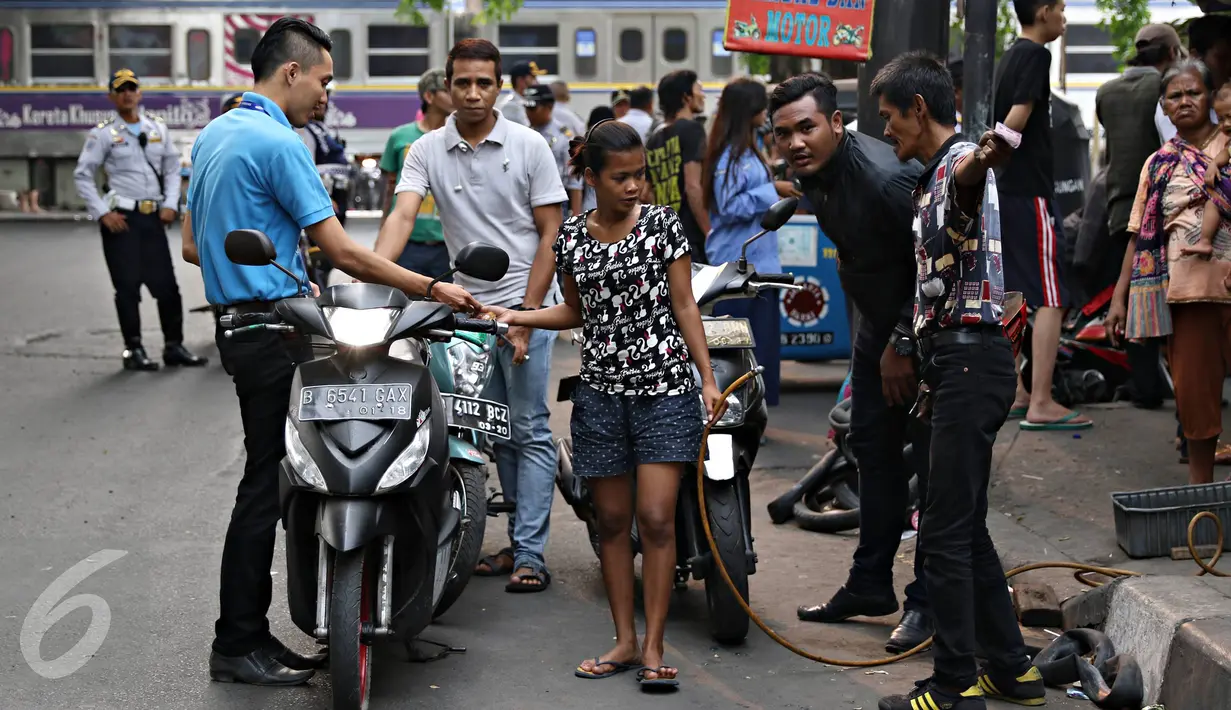 Suasana jalanan Kyai Tapa yang ramai dengan para pengendara yang terkena operasi cabut pentil,  Jakarta, Jumat (23/10/2015). Pencabutan pentil membawa berkah kepada para juru tambal disini. (Liputan6.com/Immanuel Antonius)