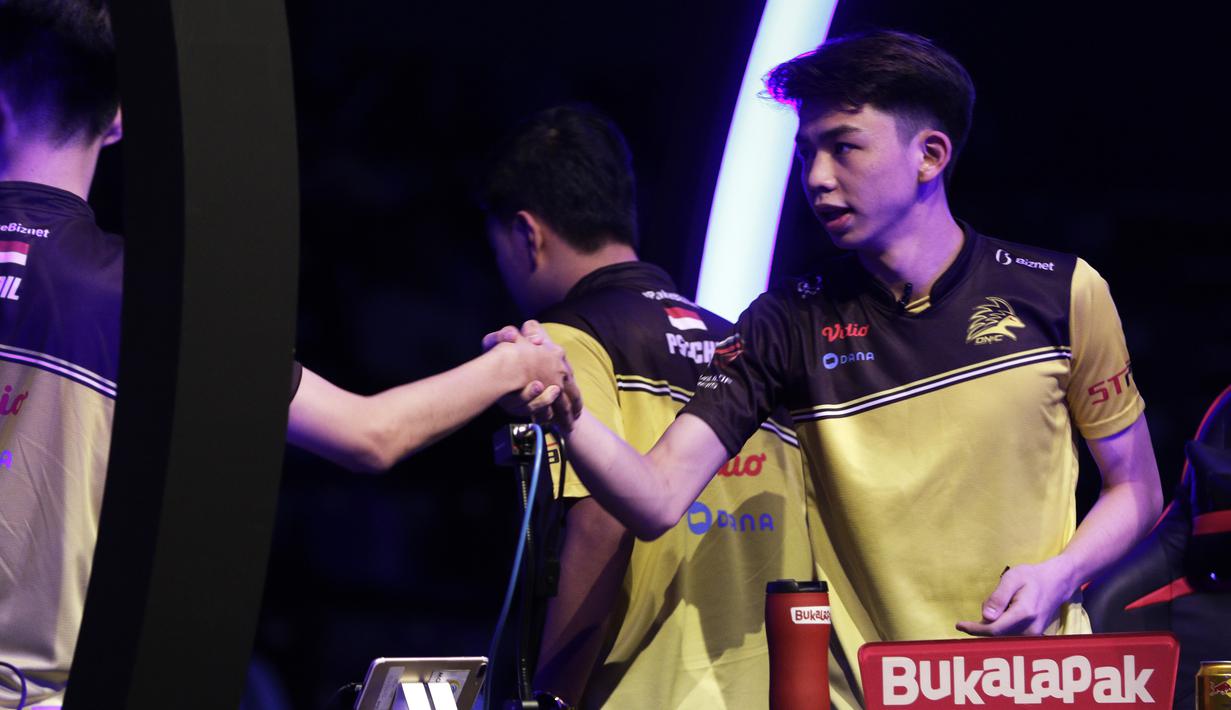 Anggota tim e-Sports, ONIC, merayakan kemenangan atas Louvre pada babak final Turnamen Mobile Legends: Bang Bang Profesional League (MPL) Indonesia Season 3 di Britama Arena, Jakarta, Jumat (3/5). ONIC menang 2-0 atas Louvre. (Bola.com/Yoppy Renato)