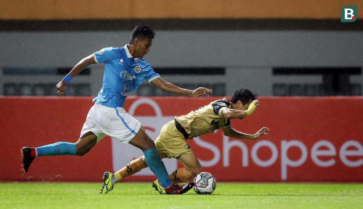 Pada menit 56, kesialan menimpa Sulut. Wasit menunjuk titik putih setelah Yudi Khoerudin (kiri) mendorong Rangga yang mengejar bola di sisi kiri kotak penalti. (Bola.com/Bagaskara Lazuardi)