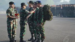 Upacara  pembukaan Latgab TNI 2014 ditandai dengan penyematan tanda peserta latihan kepada perwakilan di Pangkalan Udara Halim Perdanakusumah, Senin (19/5/14). (Liputan6.com/Faizal Fanani)