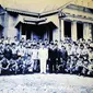 Presiden Sukarno berfoto bersama di Pendopo Bupati Kabupaten Bireuen, 18 Juni 1948, tempat dia berkantor selama sepekan. (Ist)