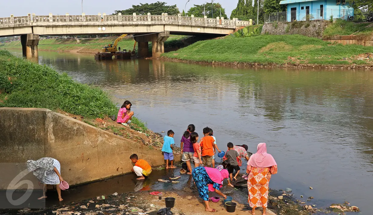 Sejumlah ibu bersama anaknya mencari ikan dan udang di bantaran Kanal Banjir Timur, Cipinang Muara, Jakarta, Selasa (16/5). Kegiatan itu dilakukan para ibu dan anak-anaknya untuk mengisi masa libur sekolah. (Liputan6.com/Immanuel Antonius)
