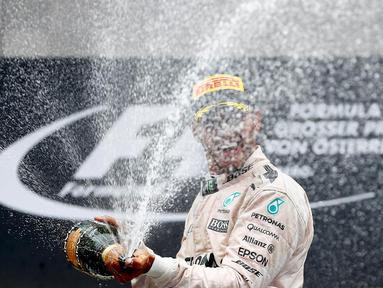Ekspresi pebalap Mercedes, Lewis Hamilton, setelah menjuarai F1 GP Austria di Sirkuit Red Bull Ring, Austria, Minggu (3/7/2016). (Reuters/Dominic Ebenbichler)