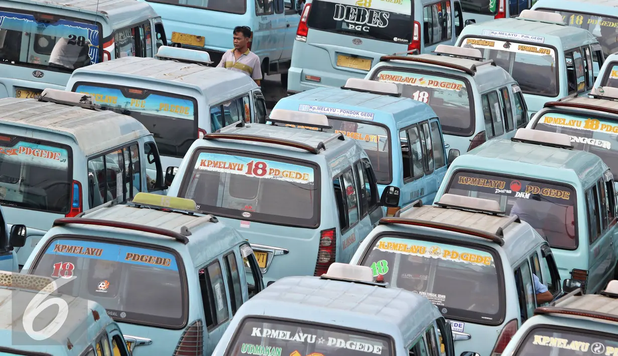 Angkutan umum berjejer parkir di Terminal Kampung Melayu, Jakarta Timur, Senin (29/2/2016). Organda DKI Jakarta menyatakan keberatan dengan penerapan Perda No 5/2014. (Liputan6.com/Immanuel Antonius)