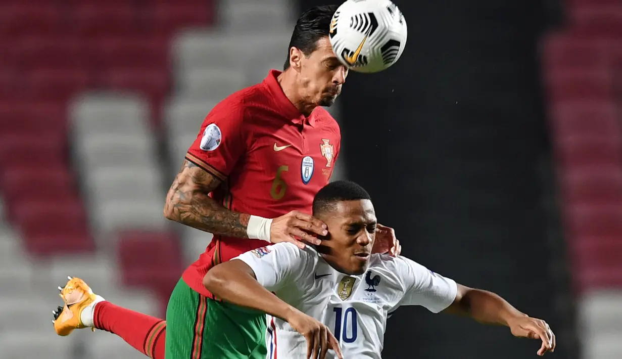 Bek Portugal Jose Fonte (kiri) dan penyerang Prancis Anthony Martial berebut bola pada babak penyisihan Liga A Grup 3 UEFA Nations League di Estadio da Luz, Lisbon, Minggu (15/11/2020) dinihari WIB. Prancis lolos ke semifinal usai mengalahkan tim kandang Portugal 1-0. (PATRICIA DE MELO MOREIRA/AFP)